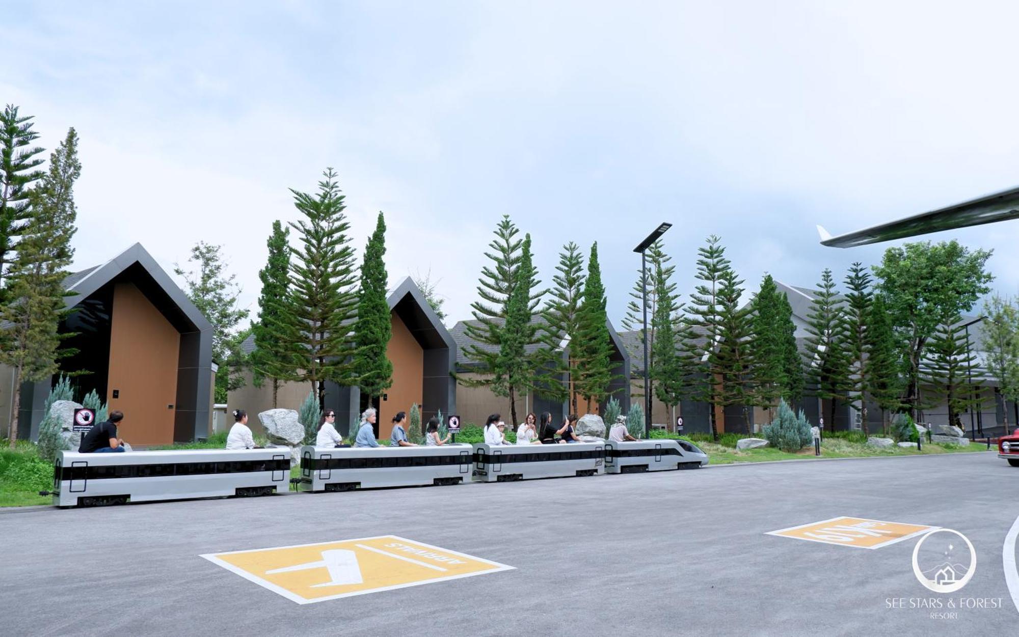 See Stars & Forest Resort Amphoe Sawang Daen Din Екстер'єр фото